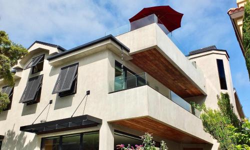 Naples House | Naples Luxury Retreat - 2 BDR Walk to Beach Dining & Shops