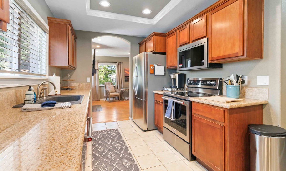 Depot Bench House | NEW! Dog Friendly w/Relaxing Back Patio & Corn Hole | > 5 min to BSU | Record Player & Smart TV's