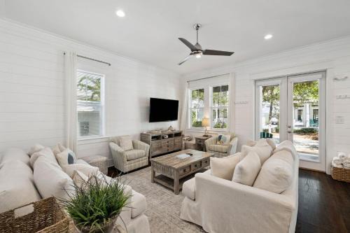 Greenway Park House | NEW! Fall Break OPEN 4 BR, Pool, Bikes & close to shopping & beach