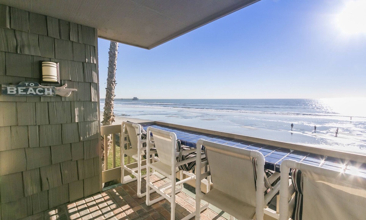 Oceanside Cottage | NEWLY REMODELED INSIDE AND OUT - TAMI'S OCEANSIDE BEACHFRONT COTTAGE