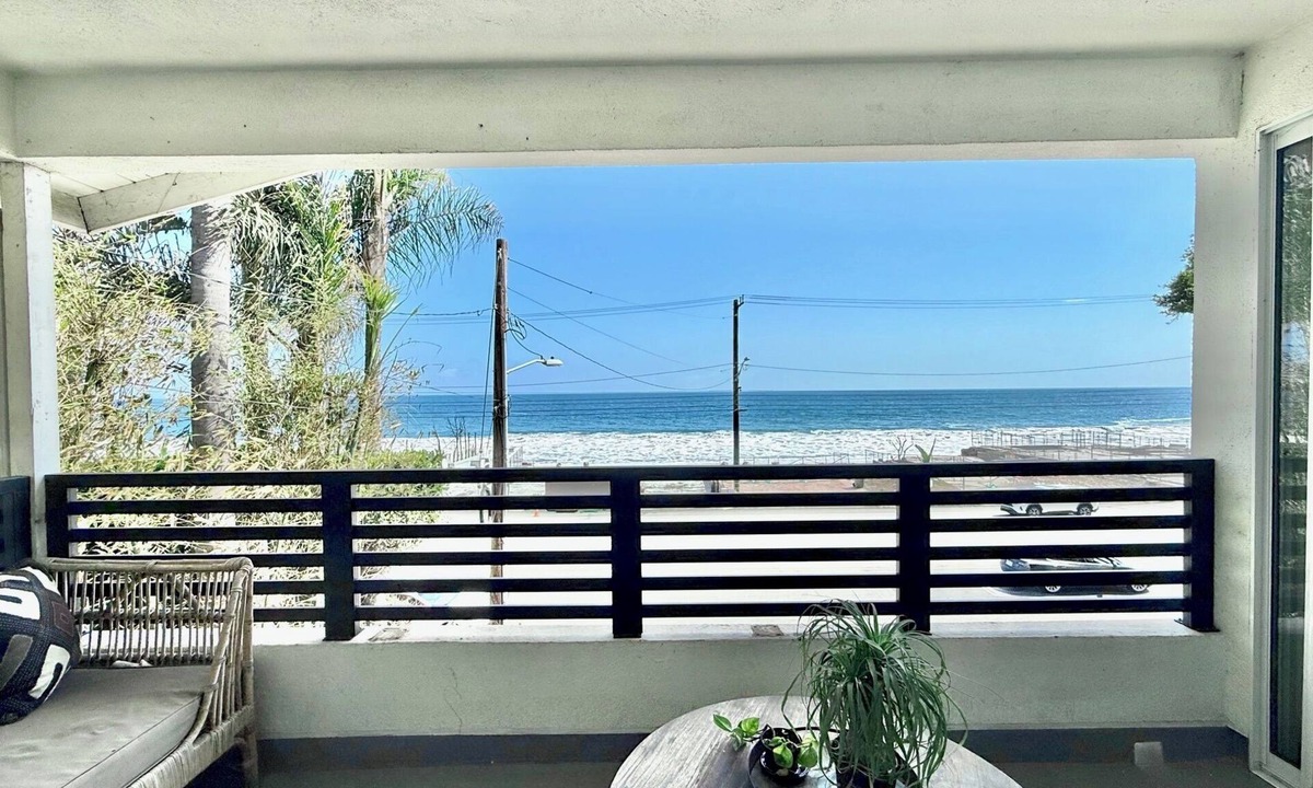 Eastern Malibu House | Ocean view. Walk to Carbon Beach. Comfortable upscale home with backyard.