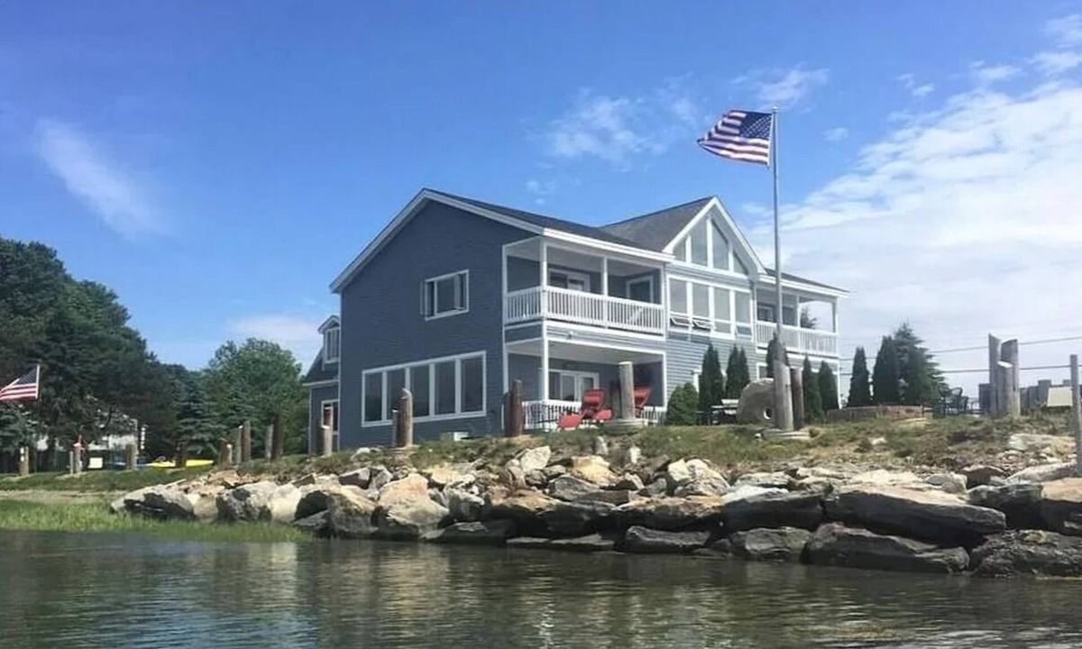Mid-Coast and Islands House | Oceanfront 4 bed, 3 bath colonial beach home, right on Casco Bay!