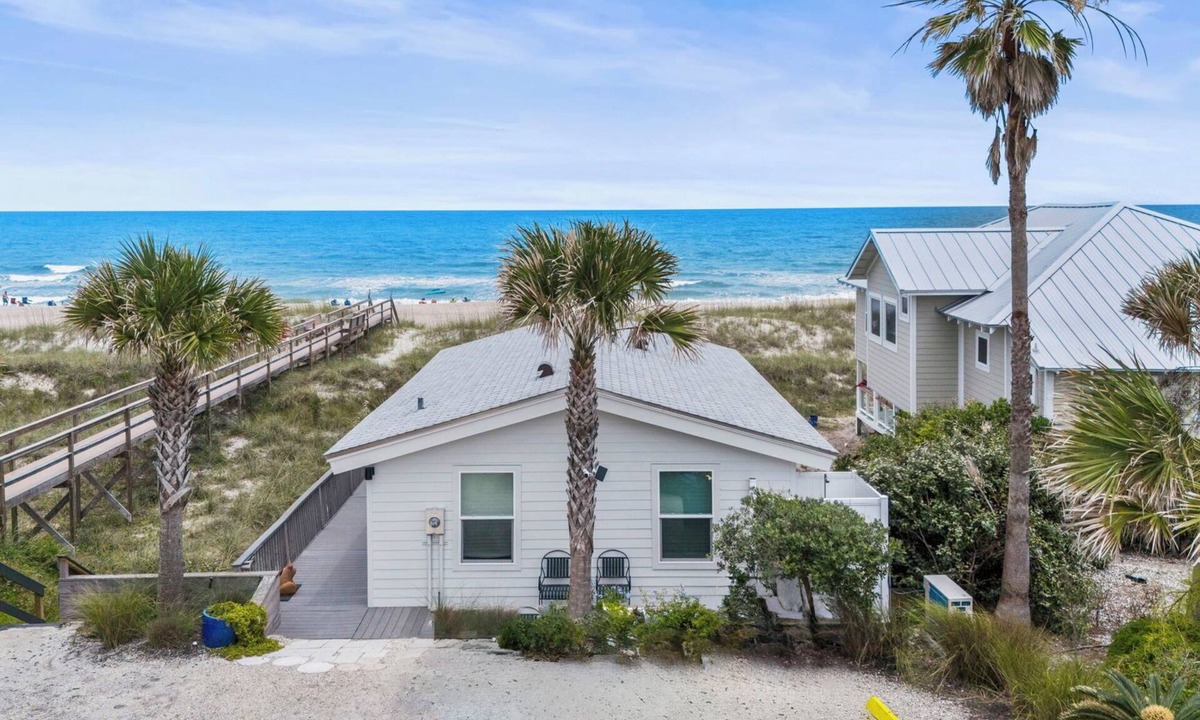 Ocean Cay House | 🌴 Oceanfront Cottage on Amelia Island 🌴 Walk to Main Beach-SaltLife Food Shack-Sandbar-Putt-Putt 🌴 Sunrise views from the deck 🌴 Easy Access to Fort Clinch State Park & downtown Fernandina 🌴 Updated modern bohemian Design ⭐️ 300+