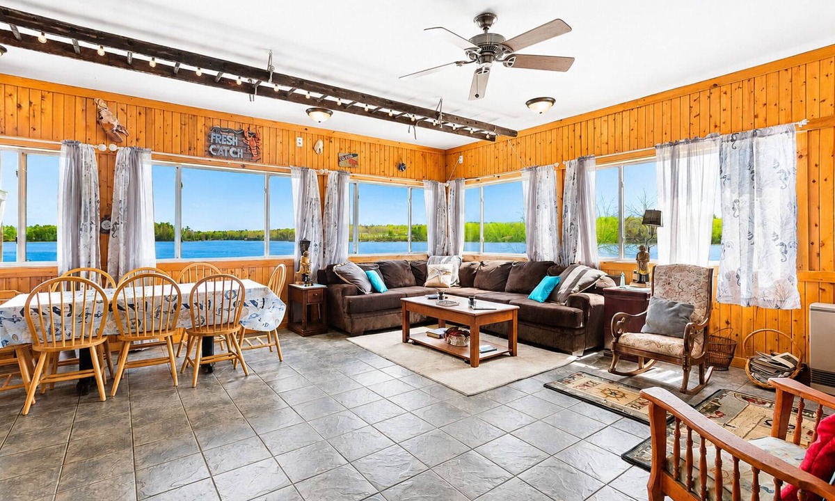 Sullivan Apartment | OCEANFRONT - Taunton Bay Escape with 2 Apts & Cottage - sleeps up to 13 people!