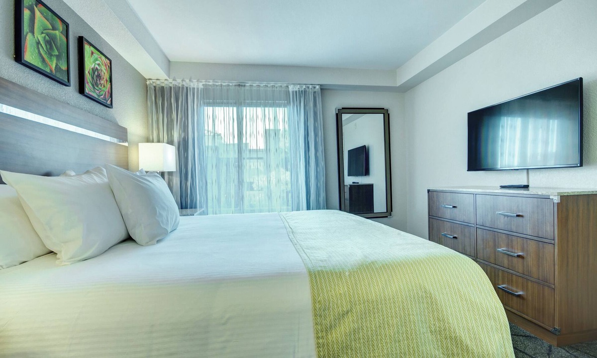 Las Vegas Resort | OFFICIAL LISTING | Wyndham - Desert Rose 2 Bed Suite Near Strip w/Full Kitchen