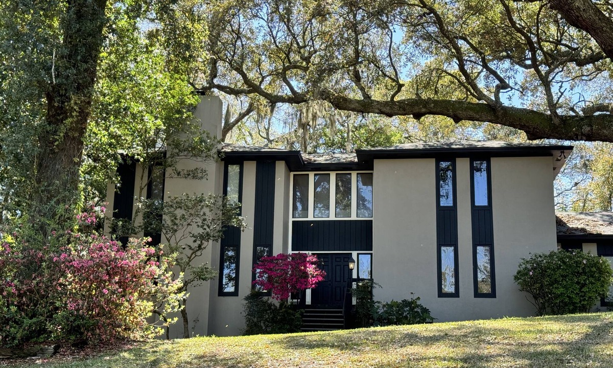 Northeast Pensacola House | One of a Kind Large MCM Home! Huge 400+yr Oaks 20 min to Pensacola Beach