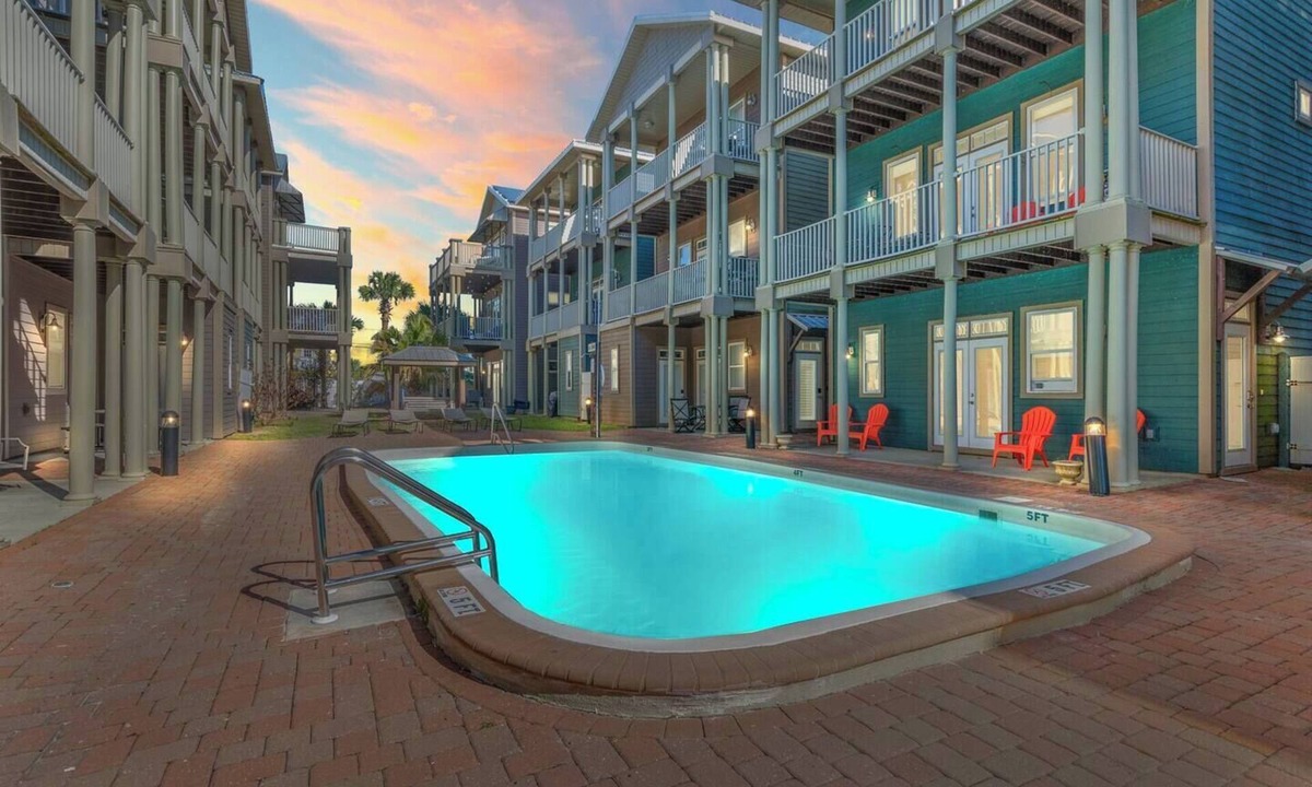 Crescent Beach House | Panama Dunes Townhome 3-4 minute walk to the beach spring dates available!