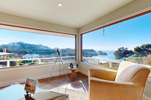 Elk House | Panoramic Ocean View Home in Elk with Beach Access