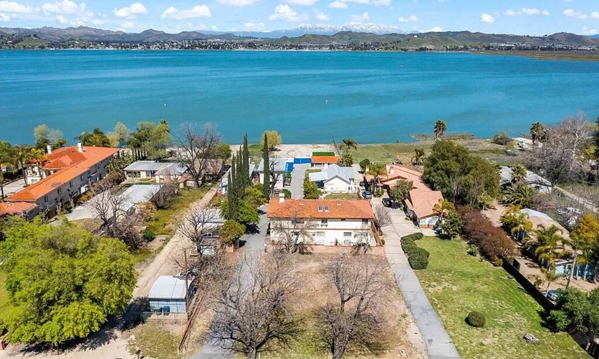 Lakeland Village House | Pickleball & Kayak Lakeside Retreat ,Courts, Views & Zen