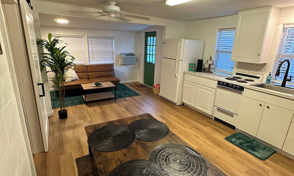 Southgate Condo | Pinecraft 1Br/1B - Watch the Park, Walk to Restaurants, 15 Min drive to beaches