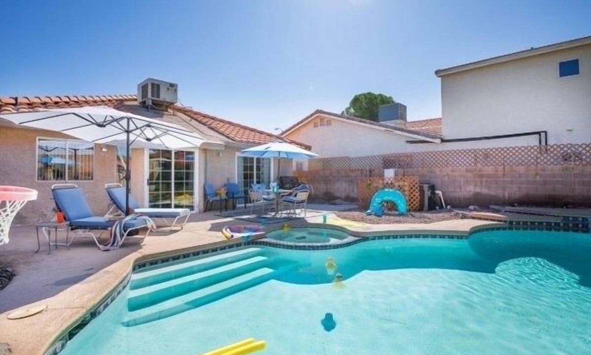 Green Valley House | Pool and Hot Tub Beach house 3 bedroom. 3 bedrooms two bath. STR19-00084