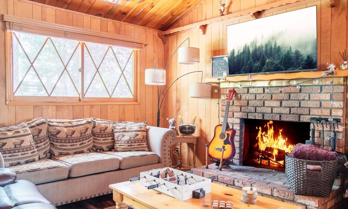 Big Bear Lake Cabin | PRIME Location~Walk to Ski Shuttle ~ Fully Fenced ~ EV Charger ~ Mini Sled Hill