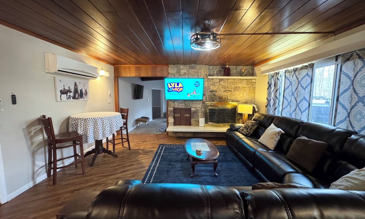 Lake Harmony Estates House | Private Wooded 1 Acre, Lake & Beach Access, Hot Tub, Pool Table, Game Room