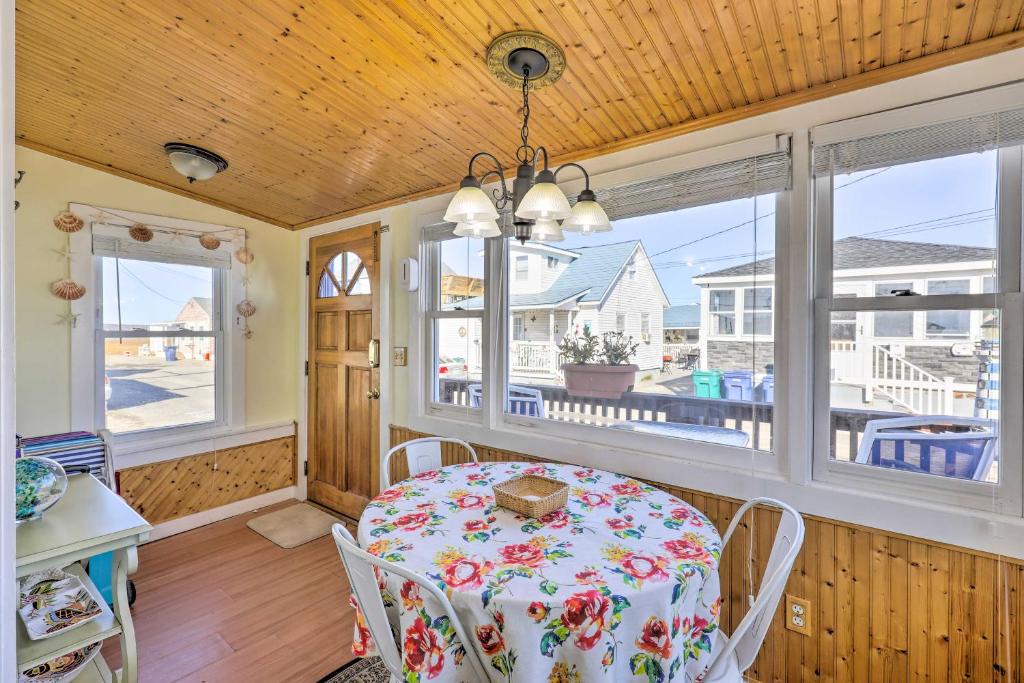 Hampton Villa | Quaint Hampton Villa - Walk to Beach and Dining