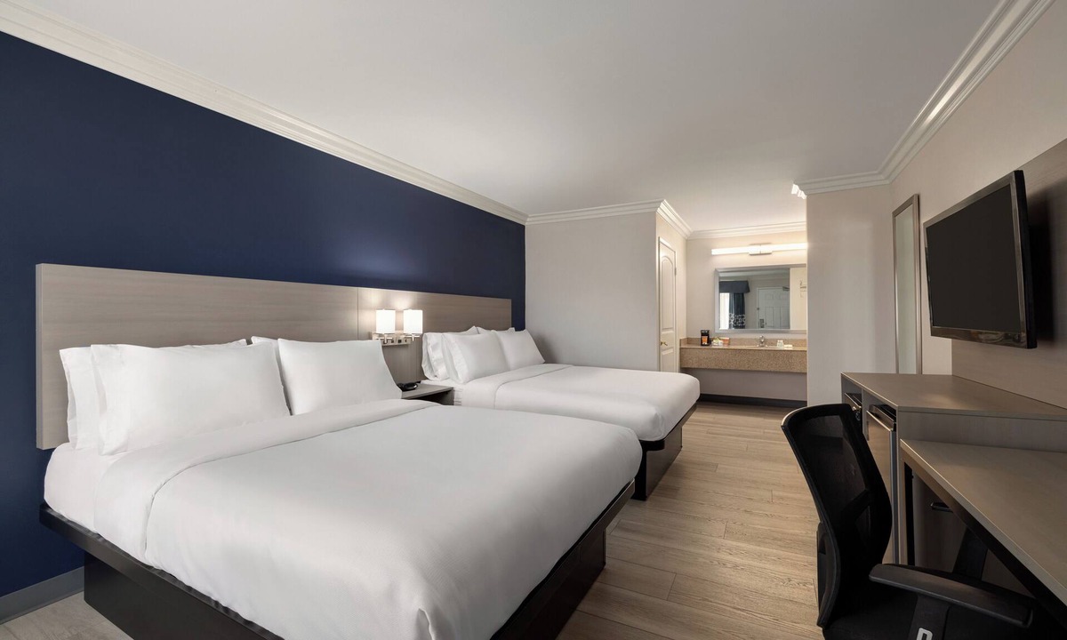 Lake Elsinore Hotel | Quality Inn Lake Elsinore I-15