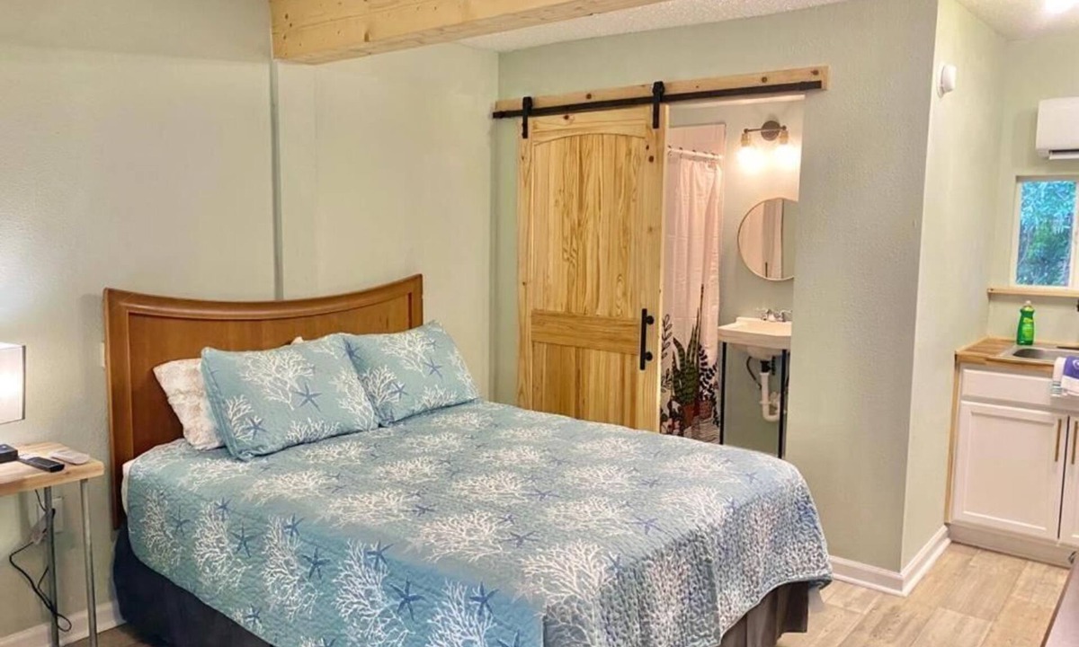 Panacea Apartment | Queen Kitchenette by the Bay #13