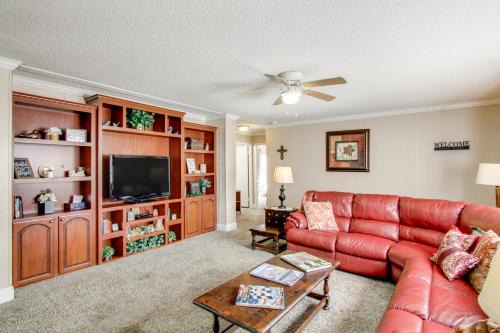 Pansey House | Quiet Family Home in Headland w/Games & Yard