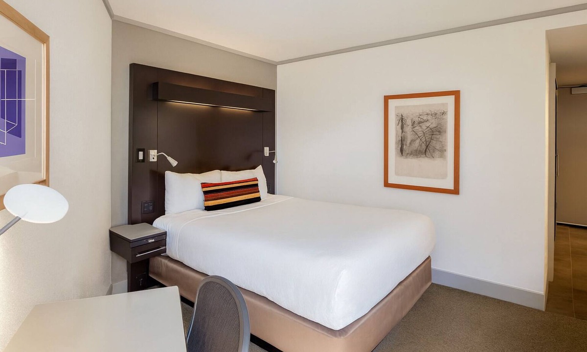 East Cambridge Hotel | Relax In Comfortable King Size Bed w/Onsite Pool