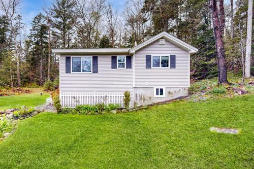 West Boothbay Harbor House | Remodeled Cottage with AC, Private W/D, Full Kitchen, and High-Speed WiFi