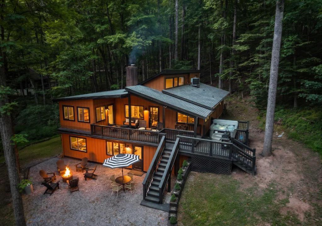 Berkeley Springs House | Right Mountain Attitude - Hot Tub Fire Pit