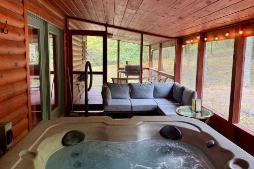 Carbondale House | Romantic Cabin w Hot Tub Near Carbondale