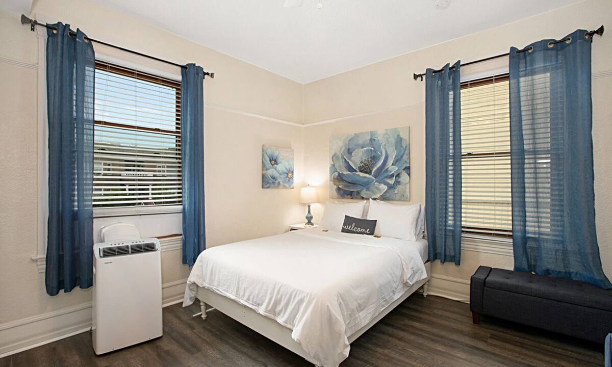 Bankers Hill House | Room 110 Corner unit! 10 foot plus ceiling. Hawthorn Historic Inn
