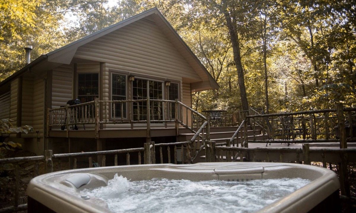 Carbondale House | Rustic Cozy Cabin with Hot-tub in Carbondale, Illinois