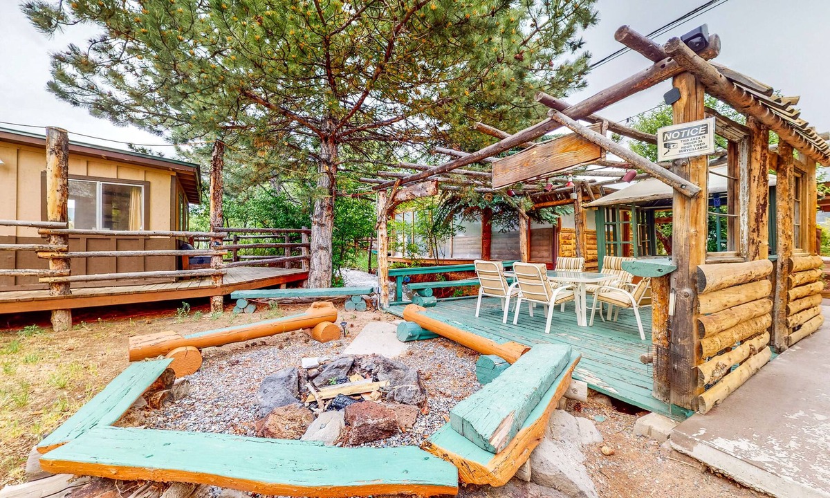 Cedaredge Cabin | Rustic studio with well-equipped kitchen