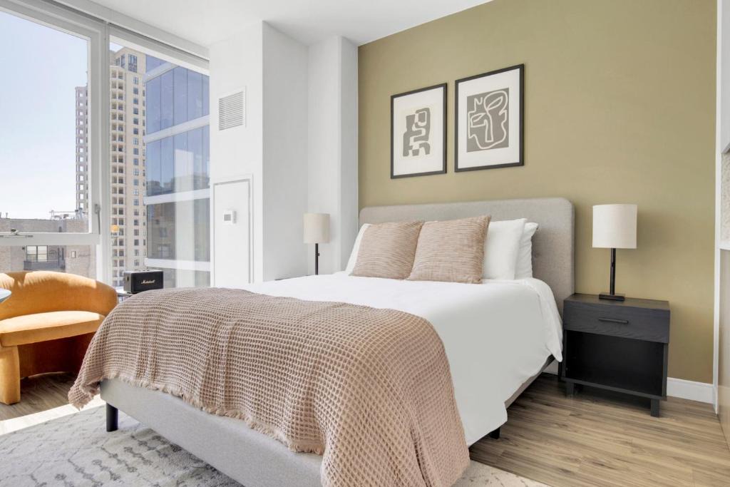 South Loop Apartment | S Loop Studio w Lounge Pool Gym nr Grant Park CHI-761