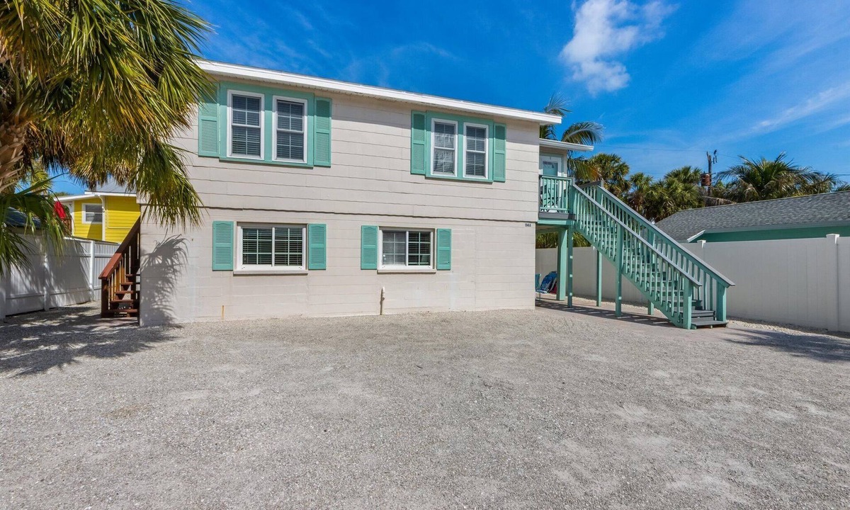 Anna Maria House | Sea Spray 2: *Pet-friendly *Steps to the beach *Close to shops, restaurants