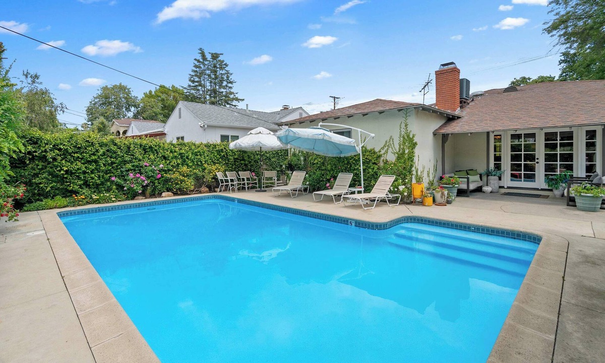 Sherman Oaks House | Sherman Oaks 4BR Pool Home | Yard & Grill | C&C