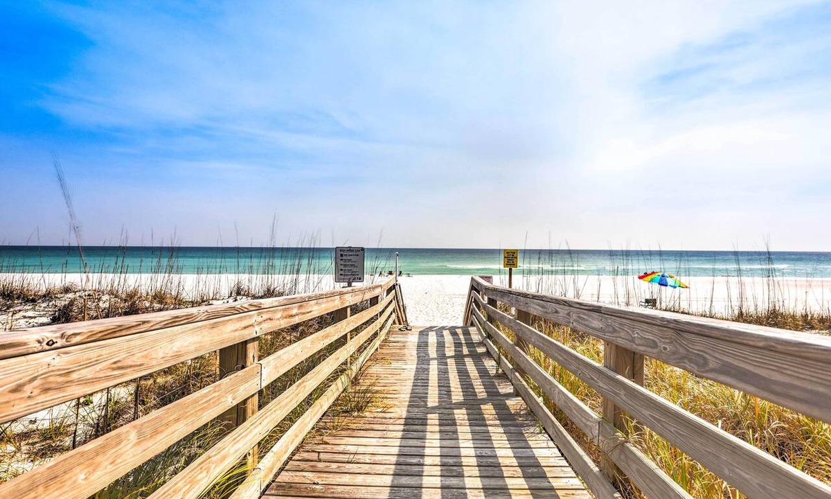 Pensacola Beach Condo | Sleek Pensacola Beach Condo: Patio, Walk to Beach