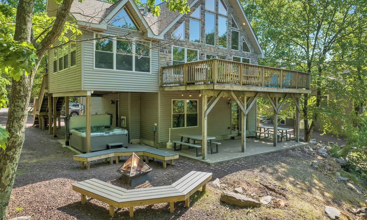 Lake Harmony Estates House | Sleeps 20, Lake Harmony -Hot Tub, Fire Pit, Games - Views -Super Spacious