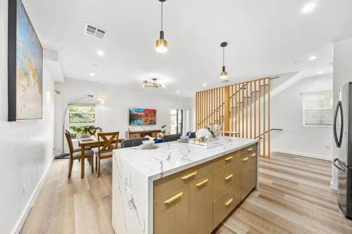 Rampart Village House | Spacious 5 Bedrooms house in Los Angeles