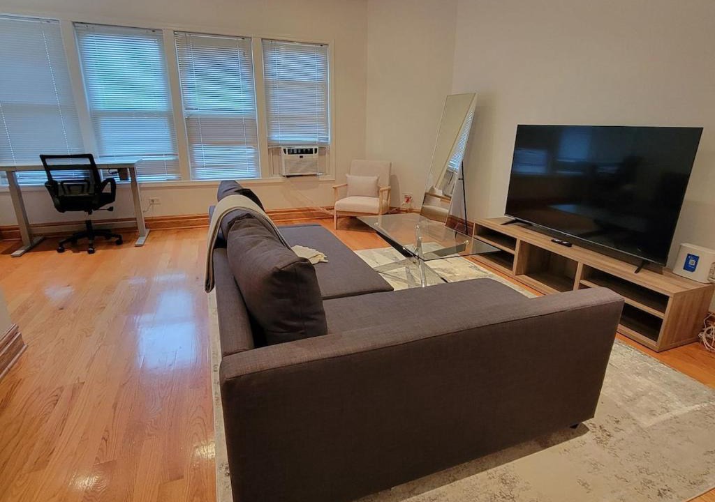 Oak Park Apartment | Spacious Comfy 2BR Near HighwayTrain Station
