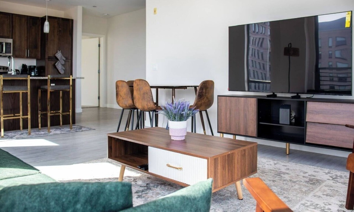 D Street - West Broadway Apartment | Spacious Residence near Seasport