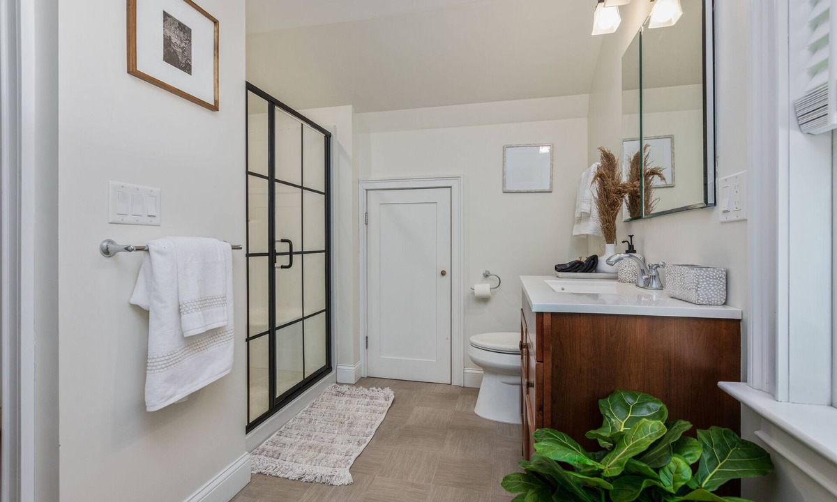 York Apartment | Spacious suite - close to everything + backyard 10 min to Portsmouth +Ogunquit