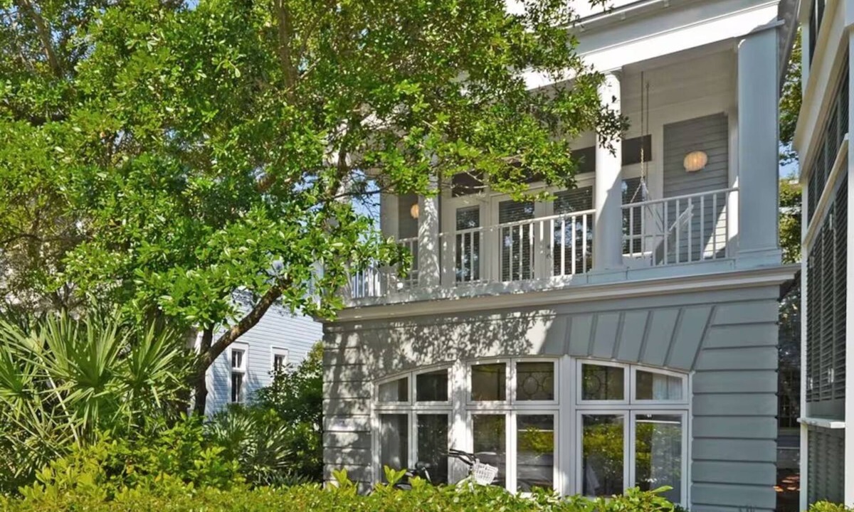 Watercolor House | Spin Echo Cottage: Crisp & Bright, 2 Bedroom Cottage, Sleeps 4 in Seaside FL!