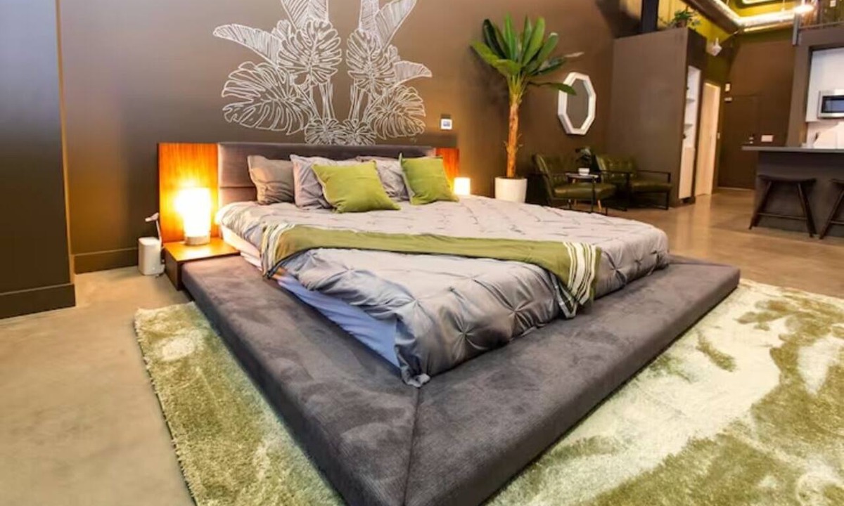 Artists Village Apartment | Studio Loft in Heart of OC w/75" 4K TV, Gym, AC