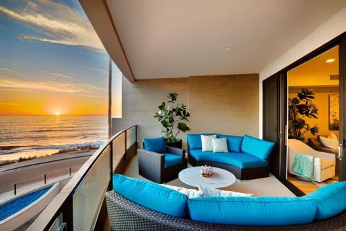 Beach Barber Tract Apartment | Stunning Oceanfront Getaway at Windansea Beach