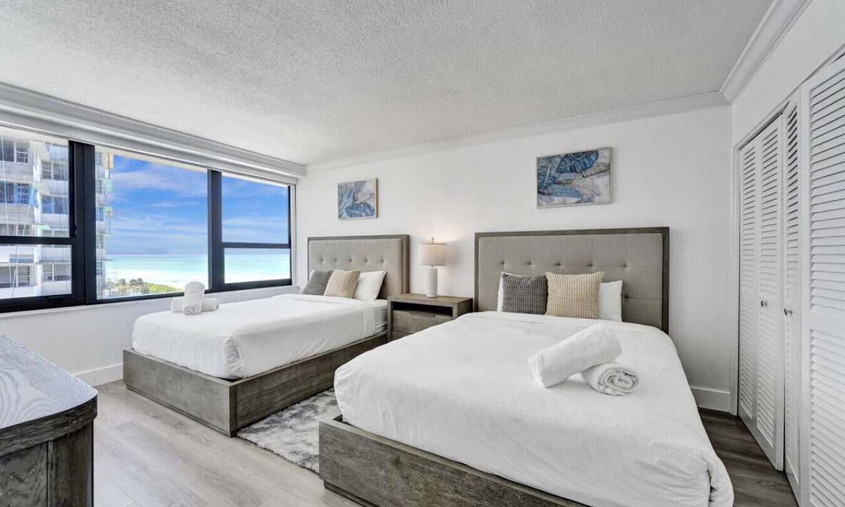 Mid Beach Apartment | Stunning Resort Condo with Exclusive Beach Service, Pools & Gym 908