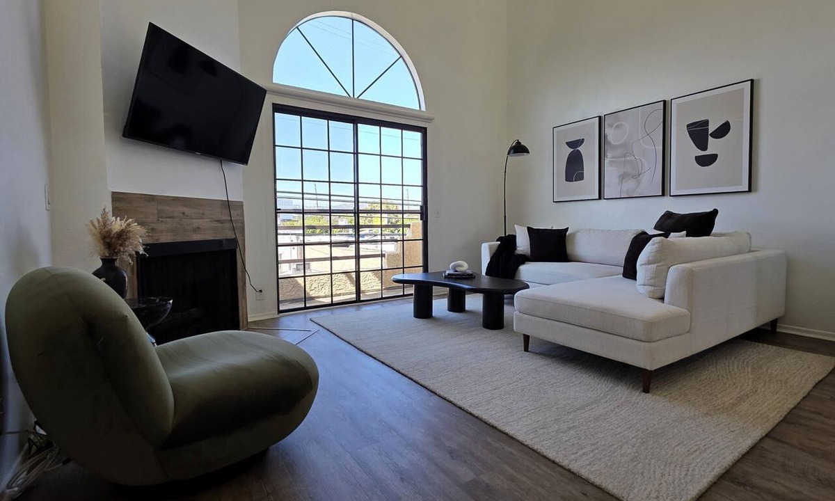 Beverly Hills Apartment | Stylish 2 bedroom + loft with rooftop patio and views near Beverly Hills