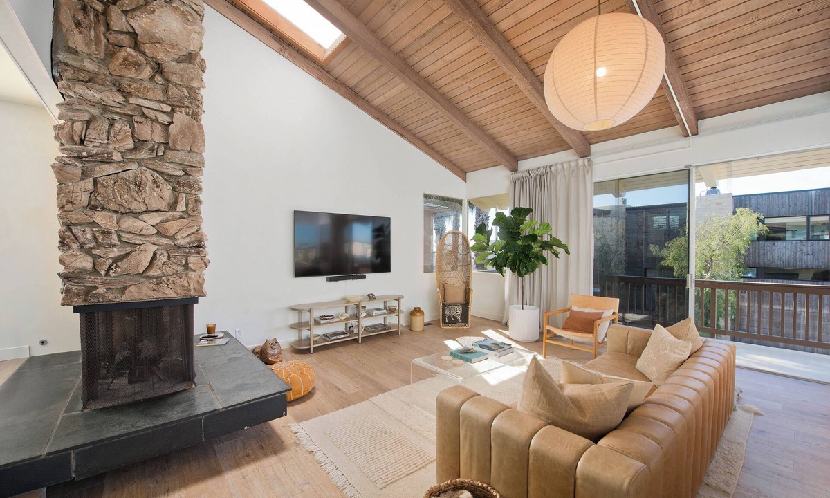 The Strand House | Stylish Beach House*Ocean Views*Parking*Beach Gear