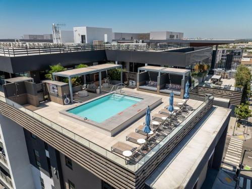 West Gateway Apartment | Stylish City Escape Walk to Shops Dine & Explore