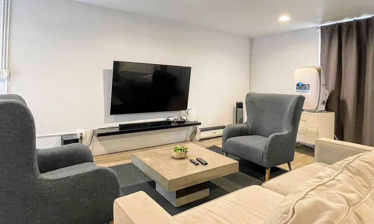 Ladera Heights House | Stylish Guesthouse in LA (SH3-ING)