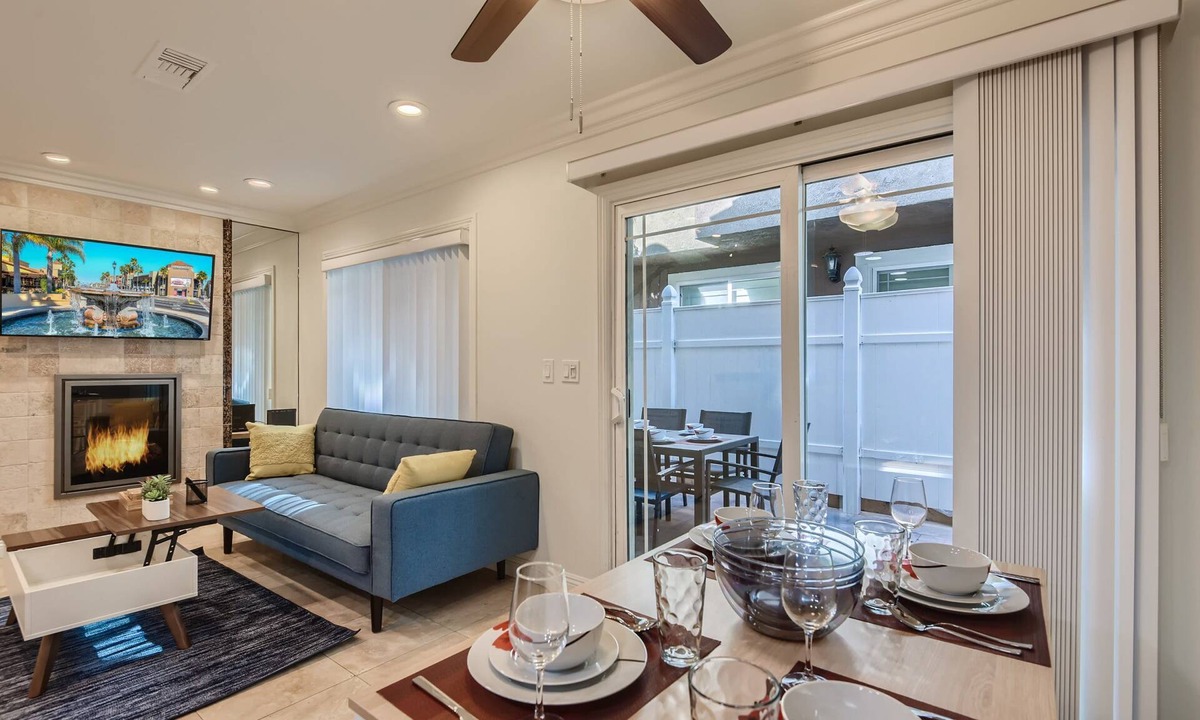Downtown Apartment | Stylish- Multi-level- Patio- Games - Fast Wifi-cm3