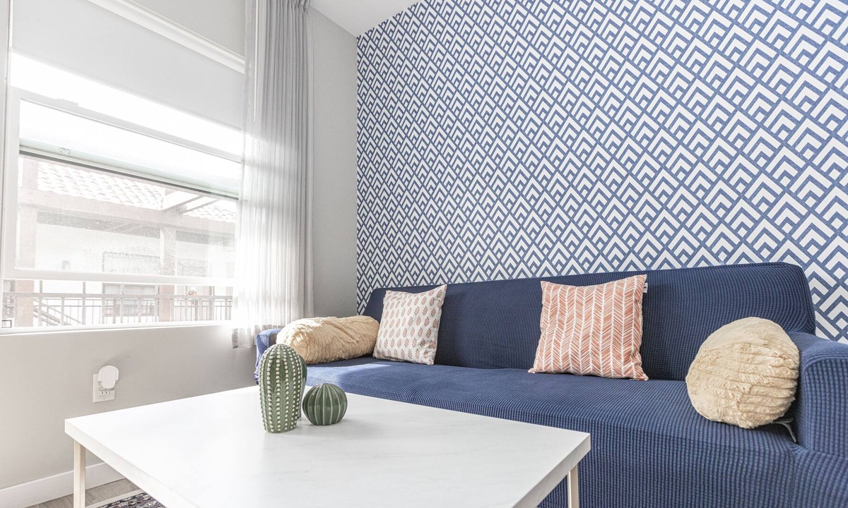 Old Town House | Sunny Downtown Apt. Walk to All. Parking/HBO/WiFi - Long Term Discounts