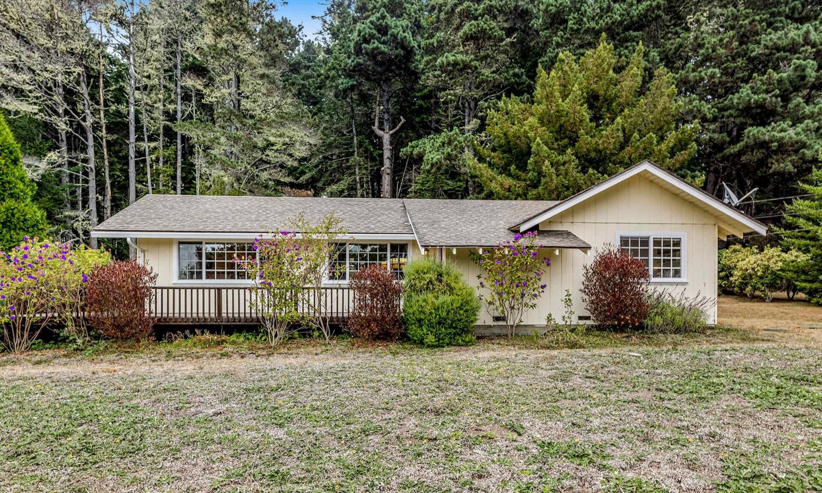 Mendocino House | Sunny getaway with hot tub, yard & beach trail