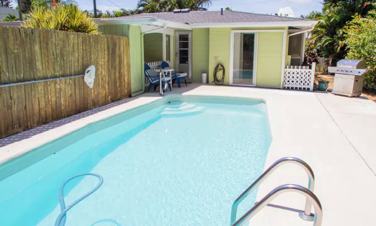 Bay Isle House | Sunny Siesta Key Retreat w/Private Heated Pool | 2BR | Dog-Friendly