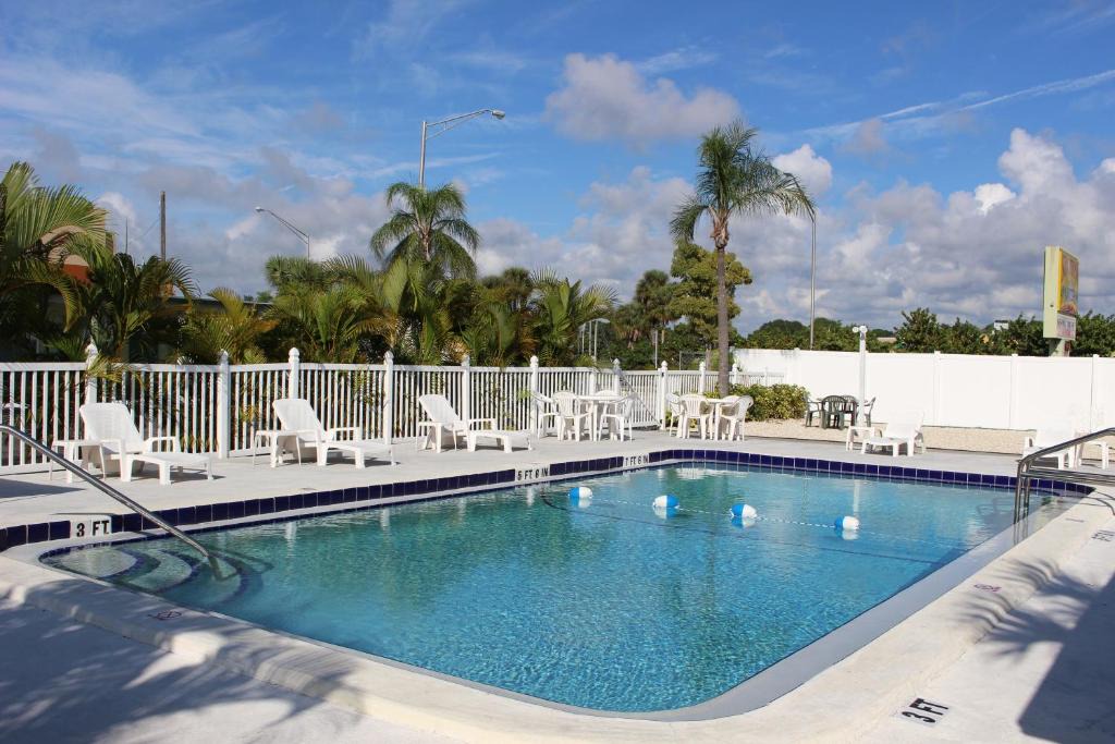 South Venice Hotel | Sunshine Inn & Suites Venice, Florida